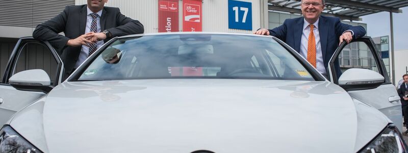Als Ministerpräsident sitzt Lies (l) für Niedersachsen im VW-Aufsichtsrat. Auch 2015 war er dabei – als Wirtschaftsminister an der Seite des früheren Regierungschefs Stephan Weil (r). (Archivbild) - Foto: picture alliance / Ole Spata/dpa