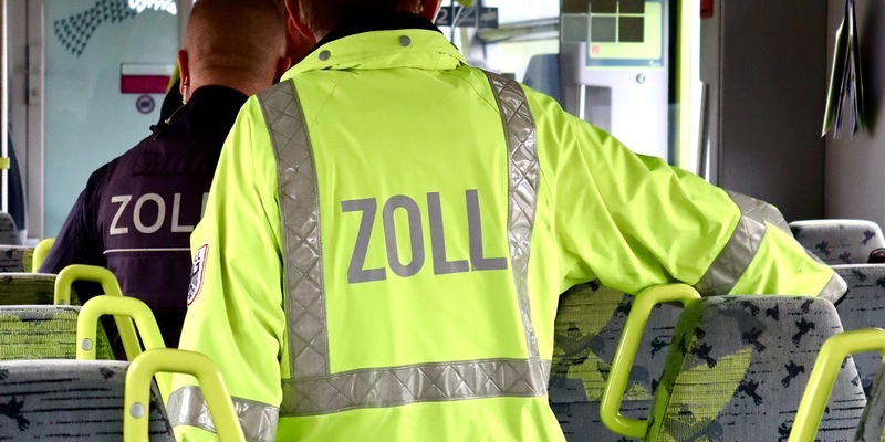 HZA-R: Crystal in der Hand versteckt: Zoll aus Selb deckt Drogenschmuggel im Zug aus Tschechien auf - Foto: presseportal.de