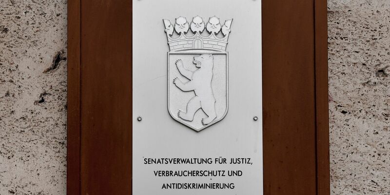 Die Gerichtsvollzieher des Landes Berlin sollen stich- und schusssichere Schutzwesten erhalten. (Symbolbild) - Foto: Jens Kalaene/dpa-Zentralbild/ZB