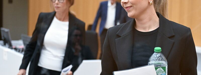 Die Mutter Petra Laur und die Schwester Eve Laur (rechts) saßen als Nebenkläger an zahlreichen Verhandlungstagen im Prozessgebäude in Stuttgart-Stammheim. (Archivbild) - Foto: Bernd Weißbrod/dpa