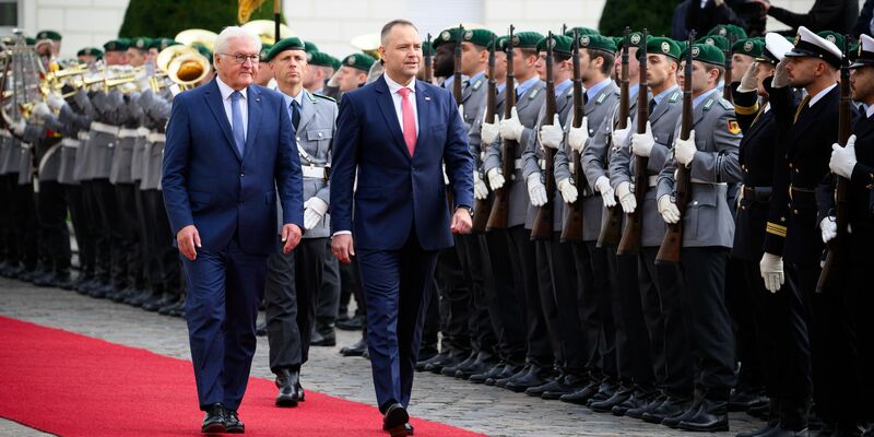 Bundespräsident Frank-Walter Steinmeier begrüßte seinen rechtskonservativen Kollegen mit militärischen Ehren vor dem Schloss Bellevue. - Foto: Bernd von Jutrczenka/dpa