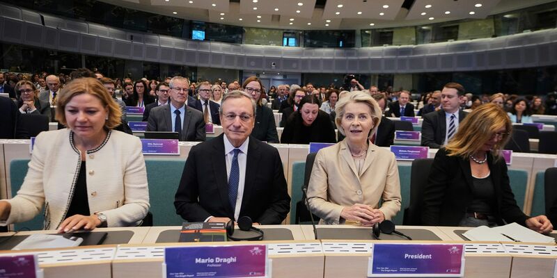 Mario Draghi (M.l.) und Ursula von der Leyen (M.r.) in Brüssel. Vor fast genau einem Jahr hat der frühere EZB-Chef seinen Bericht über Europas Wettbewerbsfähigkeit vorgestellt. - Foto: Virginia Mayo/AP/dpa
