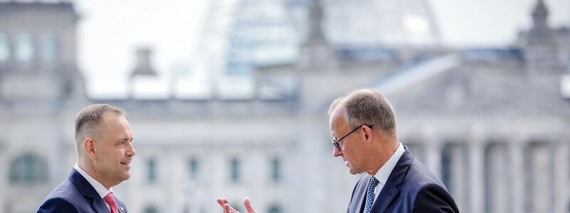Nach dem Gespräch mit Bundespräsident Steinmeier traf sich Polens Präsident Nawrocki mit Bundeskanzler Merz - Foto: Kay Nietfeld/dpa