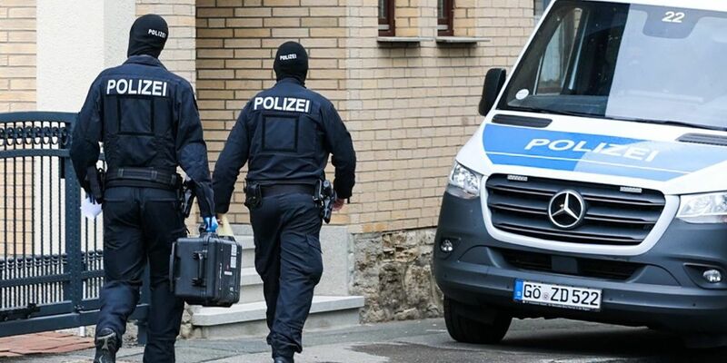 Die Polizei stellte bei den Durchsuchungen scharfe Waffen sicher. - Foto: --/dpa