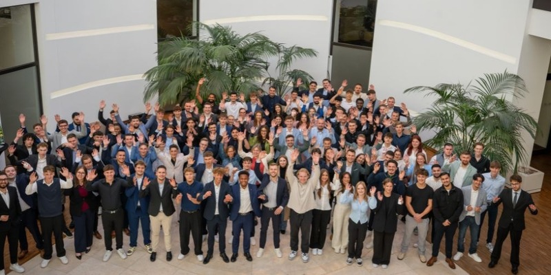 Gemeinsamer Start in eine Zukunft mit Perspektive / Über 200 junge Menschen beginnen Premiumausbildung bei der DVAG - Foto: presseportal.de