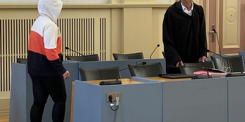 Die wegen Totschlags angeklagte Mutter betritt den Gerichtssaal.  - Foto: Tatjana Bojic/dpa