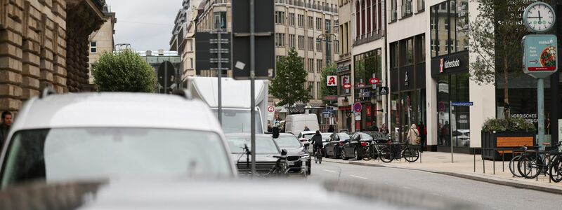 In der Hamburger Innenstadt gab es nun eine Durchsuchung. - Foto: Christian Charisius/dpa