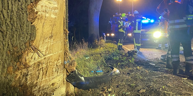 FW Lüchow-Dannenberg: +++ Erneut schwerer Verkehrsunfall in Lüchow-Dannenberg +++ PKW prallt gegen Baum, Fahrer wird schwerverletzt eingeklemmt +++ - Foto: presseportal.de