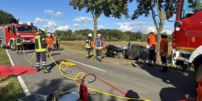 FW Lüchow-Dannenberg: +++ Verkehrsunfall in Lüchow-Dannenberg: Pkw gegen Baum - Person eingeklemmt +++ - Foto: presseportal.de