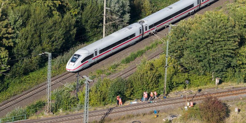 Die Ermittlungen zu der mutmaßlich vorsätzlichen Brandstiftung an einem Sicherungskasten eines Stellwerks in Lehrte bei Hannover dauern an. - Foto: Julian Stratenschulte/dpa