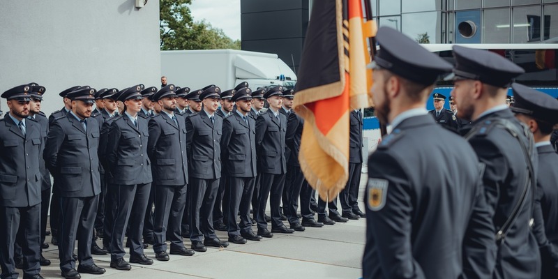 BPOLD FRA: Feierliche Vereidigung von 81 neuen Bundespolizistinnen und Bundespolizisten am Flughafen Frankfurt am Main - Foto: presseportal.de