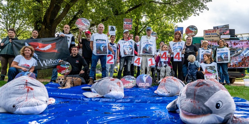 Blutspur von Japan zu den Färöer-Inseln: GRD übergibt 24.144 Unterschriften gegen Delfinschlachtungen - Foto: presseportal.de