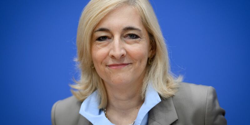 Zerstreut Sorgen über die Versorgung mit Medikamenten: Ministerin Warken. - Foto: Bernd von Jutrczenka/dpa