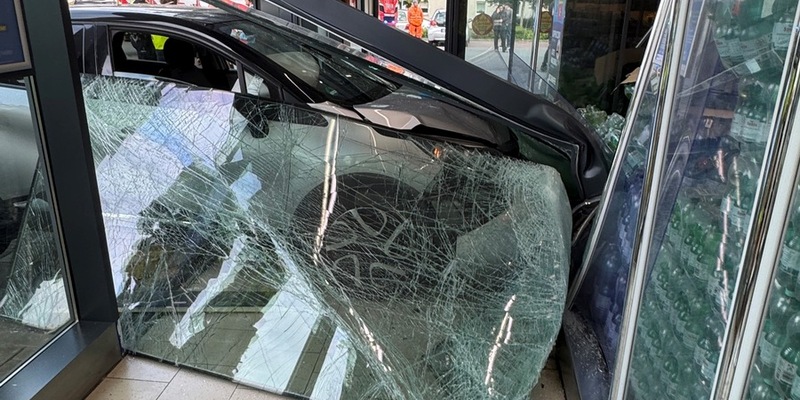 FW-GLA: PKW fährt in Fassade eines Supermarktes - Foto: presseportal.de