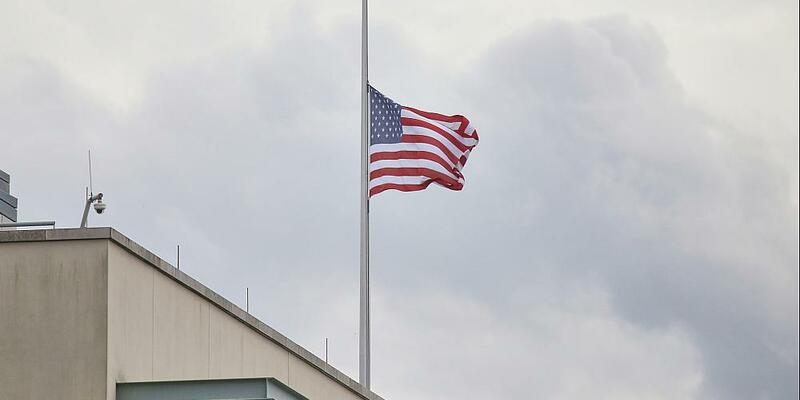 Fahne auf Halbmast an US-Botschaft am 13.09.2025 - Foto: über dts Nachrichtenagentur