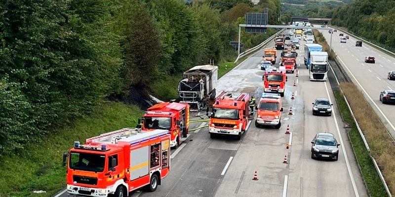 FW VG Asbach: LKW-Brand legt A3 bei Neustadt am Montagnachmittag lahm - Foto: presseportal.de