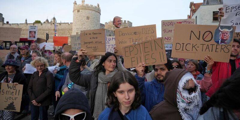 Vor der Ankunft von US-Präsident Trump versammelten sich Demonstranten. (Archivbild) - Foto: Kin Cheung/AP/dpa
