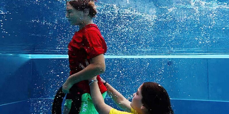 Heute sind Marlene und Leo froh, dass das Kind durch ihren Einsatz gesund geblieben ist. - Foto: Marijan Murat/dpa