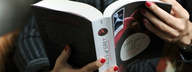 Das Genre «Dark Romance» ist besonders bei einer jungen weiblichen Zielgruppe beliebt. In den sozialen Medien teilen die Leserinnen ihre Gedanken zu den oft moralisch schwierigen Themen. (Archivbild) - Foto: Jens Kalaene/dpa-Zentralbild/dpa-tmn