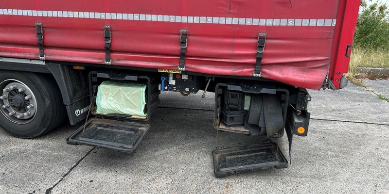 HZA-HST: Zoll hat den Röntgenblick / Stralsunder Zoll findet 50.000 Stück Zigaretten dank Großröntgentechnik - Foto: presseportal.de