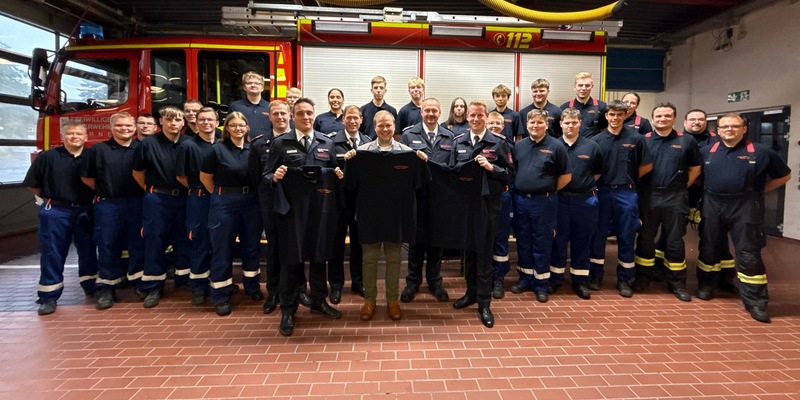 FW-WRN: Volksbank Kamen-Werne stellt Mittel für Polo-Shirts der Jugendfeuerwehr Werne zur Verfügung - Foto: presseportal.de