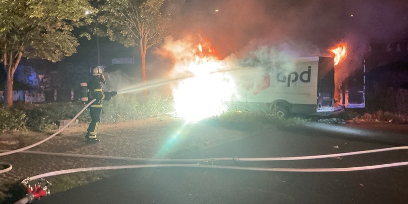 FW-DO: Lieferwagen steht in Vollbrand - Foto: presseportal.de