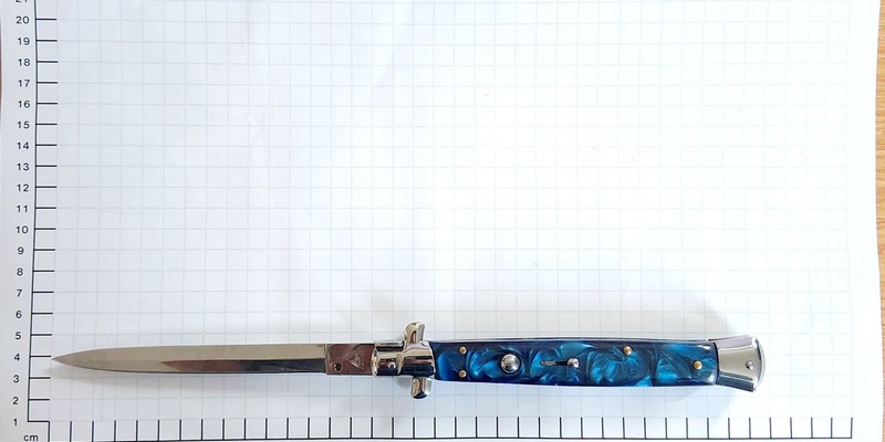 BPOL NRW: Bundespolizei nimmt Verkehrssünder mit Haftbefehl fest und beschlagnahmt bei einer weiteren Person 34 cm langes Springmesser - Foto: presseportal.de