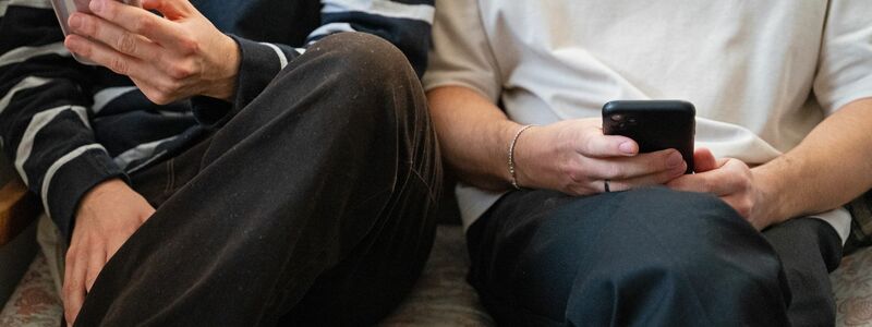 Im Schnitt verbringen 15-Jährige in Deutschland laut OECD fast sieben Stunden täglich an diversen Bildschirmen (Archivbild). - Foto: Helena Dolderer/dpa