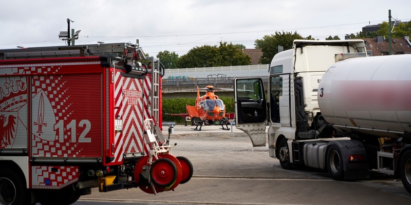 FW-E: Schwerer Verkehrsunfall - Person von Sattelzug überrollt - Foto: presseportal.de