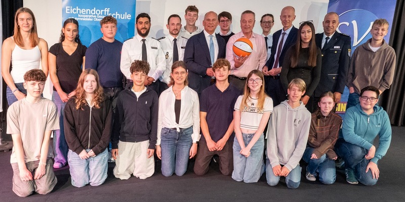 POL-MTK: Hessenweite Dialogreihe Cops im Dialog - Innenminister und Kultusminister nehmen an Austausch zwischen Polizei und Jugendlichen an der Eichendorffschule Kelkheim teil - Foto: presseportal.de