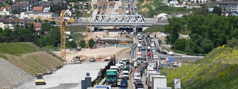 Haushaltslücke droht Verkehrsprojekte zu verzögern (Foto-Archiv). - Foto: Bernd Weißbrod/dpa