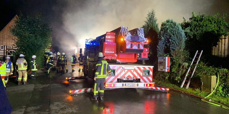 FW Dörentrup: Feuerwehr Dörentrup verhindert Schlimmeres bei Carport-Brand - zwei Hunde gerettet - Foto: presseportal.de