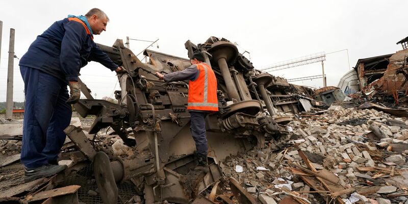Weitere Zerstörungen in der Ukraine. - Foto: Andrii Marienko/AP/dpa
