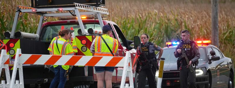 Polizei und Rettungskräfte sind nach den tödlichen Schüssen auf drei Polizisten im Einsatz.  - Foto: Matt Slocum/AP/dpa