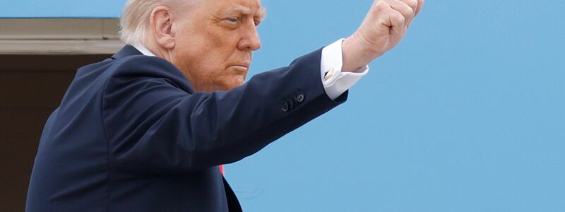 Trump freut sich über das Ende einer Talkshow.  - Foto: Luis M. Alvarez/FR596 AP/AP/dpa