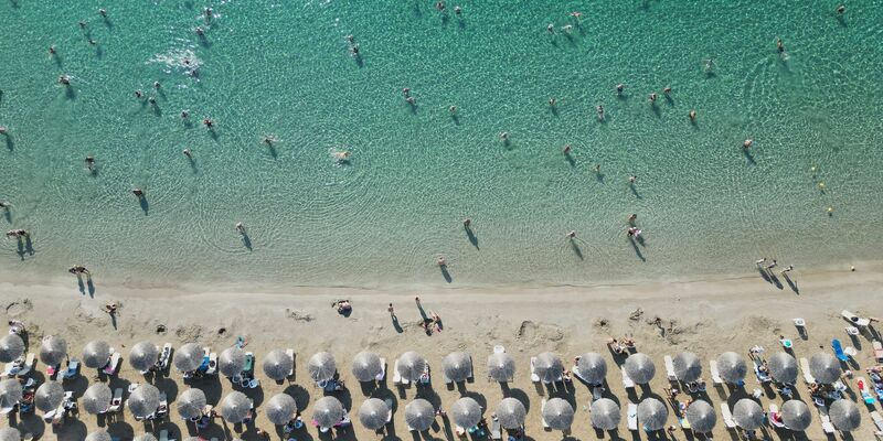 Bei Luxusreisen ist Griechenland die beliebteste Destination. (Archivbild) - Foto: Thanassis Stavrakis/AP/dpa