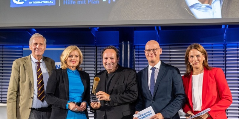 Ulrich Wickert Preis für Kinderrechte 2025 in Berlin verliehen / Ulrich Wickert und Bundestagspräsidentin Julia Klöckner würdigen herausragende Medienbeiträge - Foto: presseportal.de