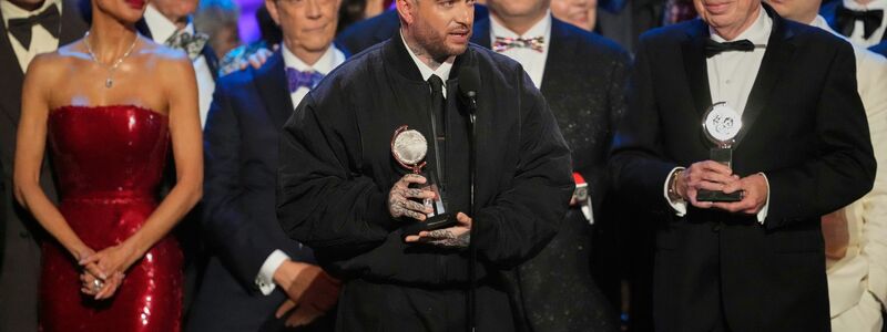 Jamie Lloyd, Mitte, nimmt am 8. Juni den Preis für die beste Wiederaufnahme eines Musicals für «Sunset Boulevard» während der 78. Tony Awards in der Radio City Music Hall entgegen - links neben ihm Nicole Scherzinger, rechts neben ihm Webber. (Archivbild) - Foto: Charles Sykes/Invision/AP/dpa