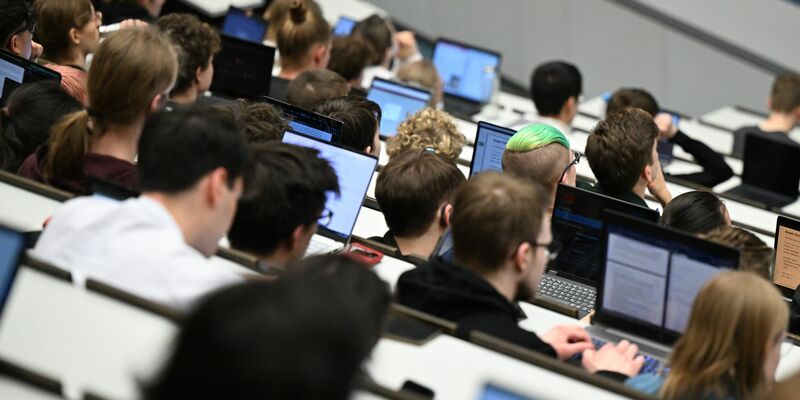 Jeder zehnte Abschluss entfiel auf das Lehramt. (Archivbild) - Foto: Bernd Weißbrod/dpa