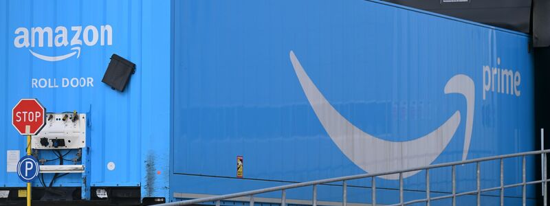Viel Platz für die Waren: ein Amazon-Container am Dortmunder Logistikzentrum. - Foto: Wolf von Dewitz/dpa
