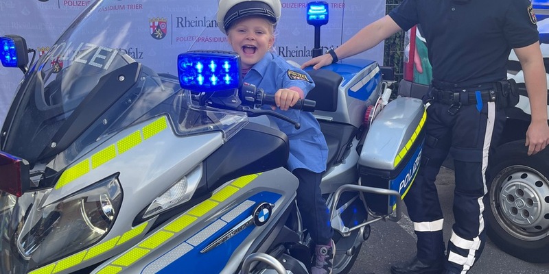 POL-PPTR: Weltkindertag in Saarburg - Polizeiverkleidungswerkstatt begeistert die Jüngsten aus Saarburg - Foto: presseportal.de