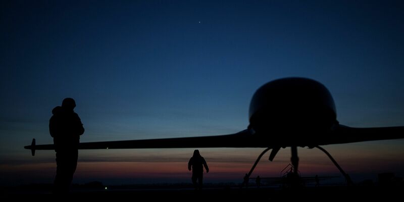 Ukrainische Soldaten bereiten Drohnen für Angriffe auf das russische Hinterland vor. (Archivbild) - Foto: Evgeniy Maloletka/AP/dpa
