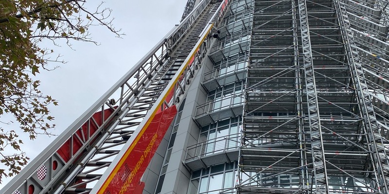 FW Dresden: Dach des World-Trade-Centers gerät in Brand - Foto: presseportal.de