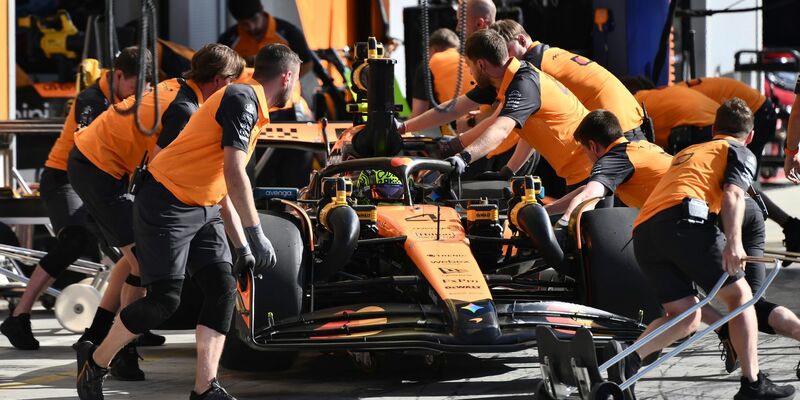 Nach einem langsamen Boxenstopp gab es Kontroversen um eine Stallorder. - Foto: Marco Bertorello/Pool AFP/AP/dpa