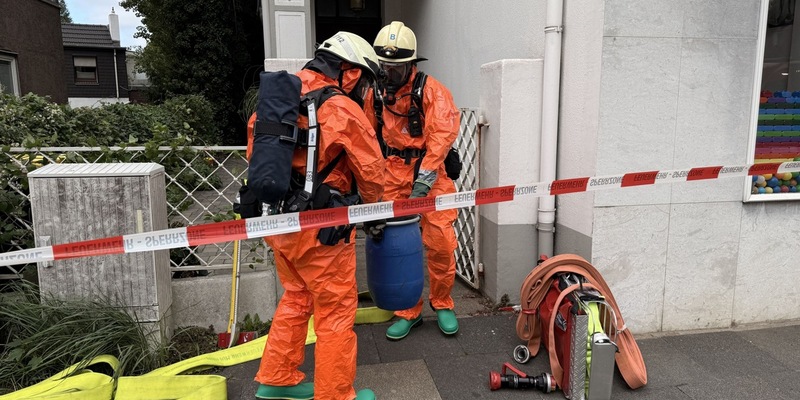 FW-MH: Gefahrstofffund in Wohnhaus - Feuerwehr sichert Behälter - Foto: presseportal.de
