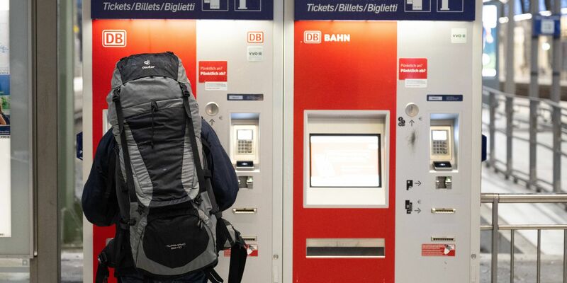 Mechanismus soll Preis für D-Ticket regeln (Archivbild). - Foto: Sebastian Kahnert/dpa