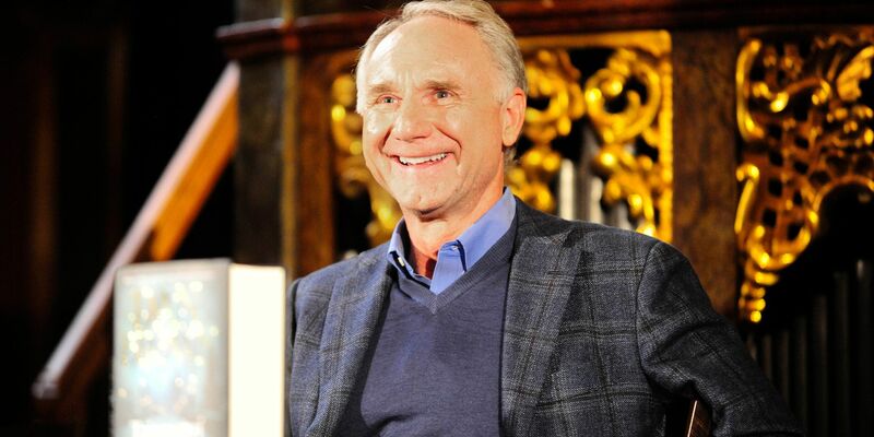 US-Erfolgsautor Dan Brown (r) nimmt symbolisch den Schlüssel zur tschechischen Hauptstadt Prag in Empfang. - Foto: Michael Heitmann/dpa