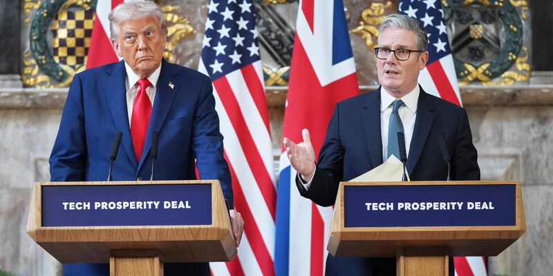 Putin habe ihn bei den Bemühungen um einen Frieden im Ukraine-Krieg im Stich gelassen, sagte Trump bei einer Konferenz mit dem britischen Premierminister Keir Starmer. - Foto: Evan Vucci/AP/dpa