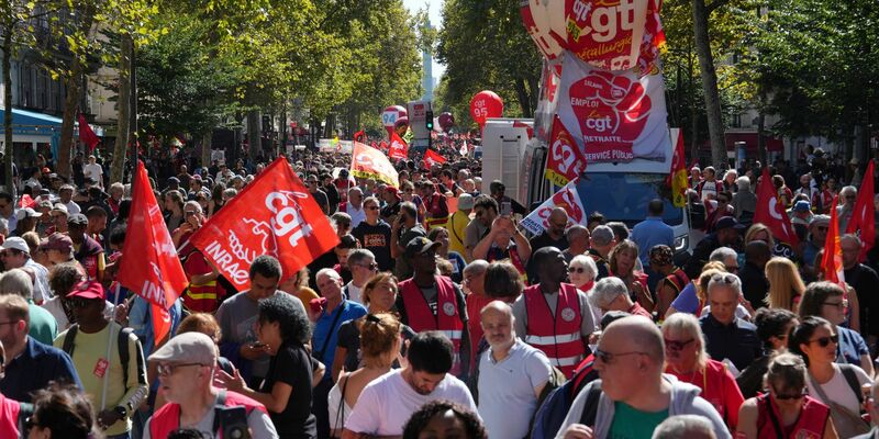 In zahlreichen Städten Frankreichs haben Menschen protestiert. - Foto: Aurelien Morissard/AP/dpa