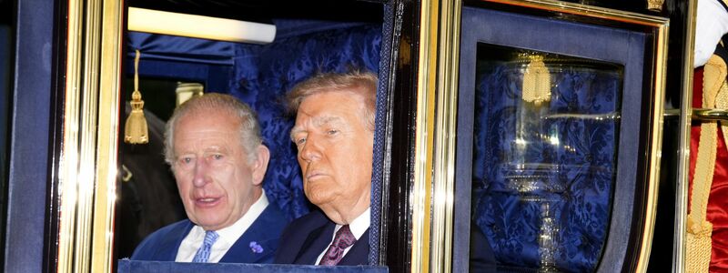 Der König und der Präsident fuhren gemeinsam in einer pompösen Kutsche. - Foto: Jordan Pettitt/PA Wire/dpa